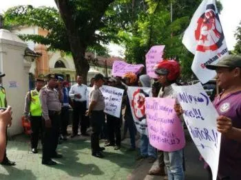 KAKU dan GPD Demo Kejari Tanjung Perak Minta Djarwo Serta Nonik(istrinya) di Tahan