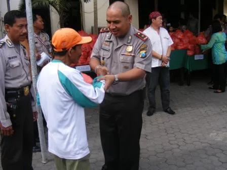 Kapolsek Sawahan Bagikan 500 Sembako