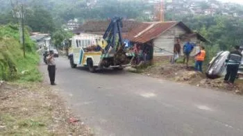 Tak Mampu Tahan Beban, Truck Terperosok Akibat Jalan Ambles.