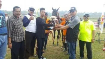 Kapolres Pasuruan Serahkan Piala Pada Juara Pacuan Kuda.