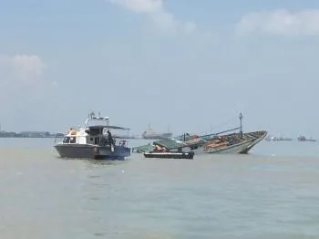 Tanpa Rambu Peringatan Bahaya, Kapal Anugrah Indah Tabrak Bangkai Kapal Tanto Hari.