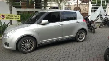 Pelaku Pecah Kaca Mobil Kembali Marak, Suzuki Swift Milik Rita Kurnia Jadi Korban.