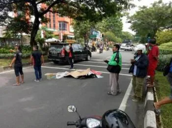 Driver Gojek Tewas Terlindas Truk Tak Dikenal.