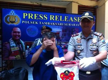 Pria Setengah Abad di Tahan Polsek Tambaksari Usai Mencuri Baju di HI TECH Mall.