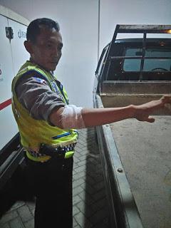 Anggota PJR Polda Jatim di Sabet Pisau Orang Tak di Kenal