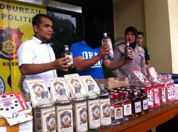 Produsen Miras Ilegal di Gradak Polrestabes Surabaya.