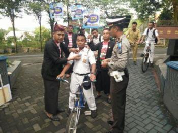 Polres Pasuruan Ajak Pelajar Bersepada Saat Kesekolah