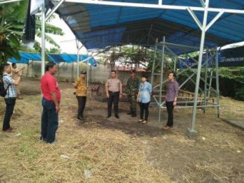 Muspika Sawahan Bongkar Bangunan Arena Sabung Ayam