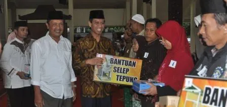 Bupati Bondowoso Serahkan Bantuan Peralatan Usaha Kepada Seratus Pelaku IKM dan UMKM