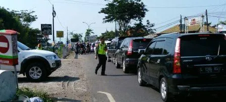 Kapolsek Purwodadi AKP Slamet Santoso, SH Turun Tangan Urai Kemacetan.