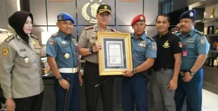 Kapolrestabes Surabaya, Beri Penghargaan Kepada Anggota TNI-AL yang Sekali Tembak Pelaku Berpistol Tewas.