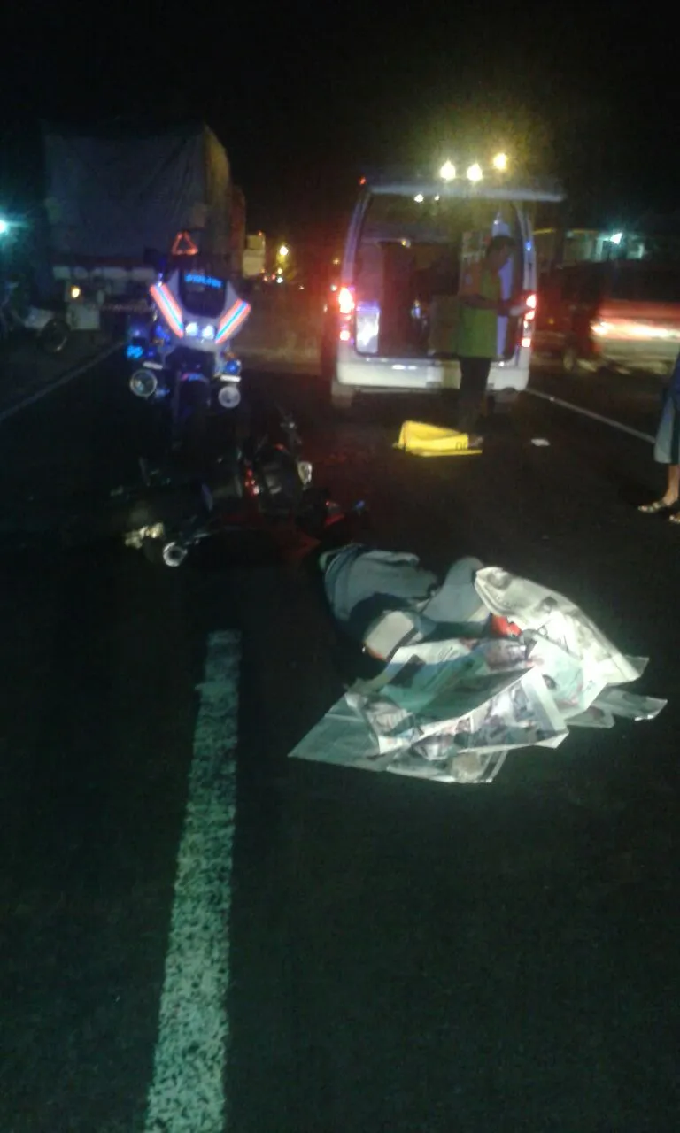 Vixion Sasak Truck Gandeng, Pengendaranya Tewas di Tempat