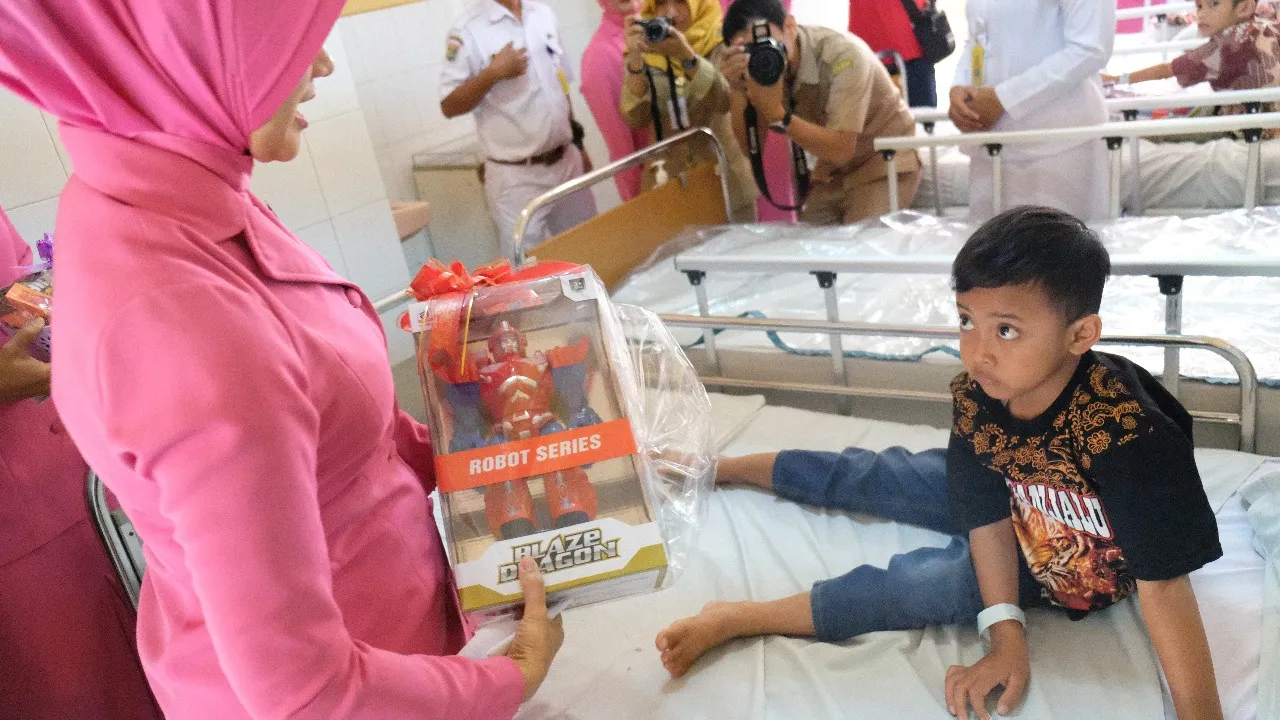 Bhayangkari Malang Kunjungi RSUD Kanjuruan, Terkait Peringatan Hari Anak