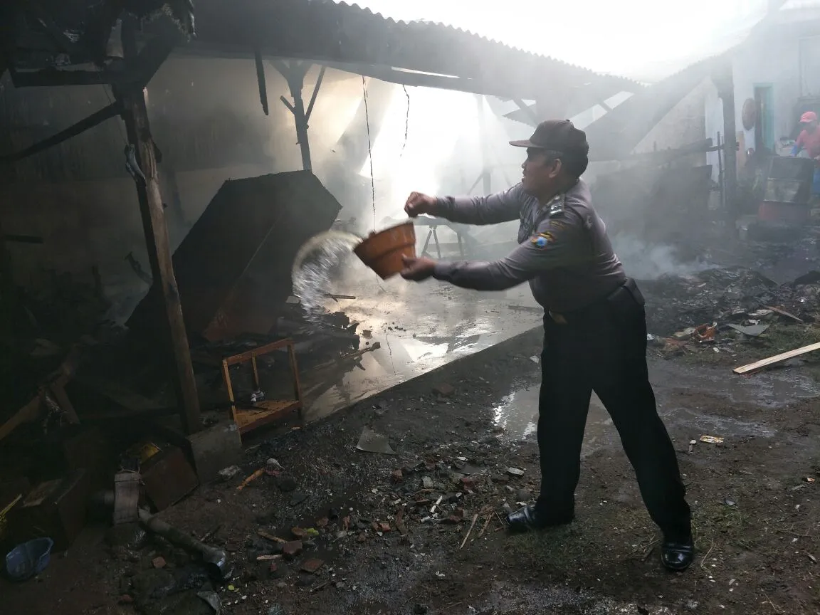 Ditinggal Pergi Pemilik nya, Gudang Mebel Terbakar