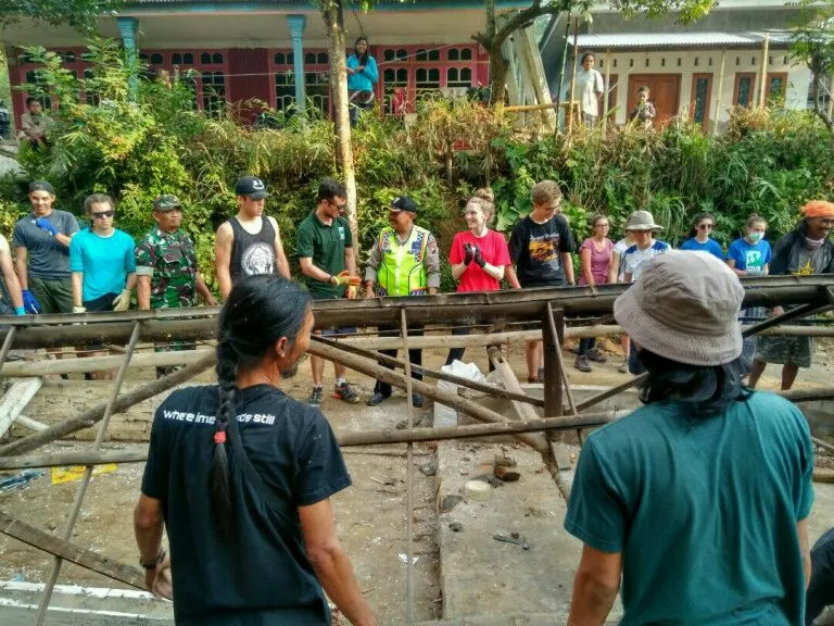 Polres Malang Gelar Wisata Bedah Rumah dengan Expatriat Inggris.