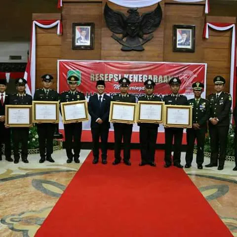 Enam Anggota Polres Trenggalek Dapat Penghargaan Dari Bupati.