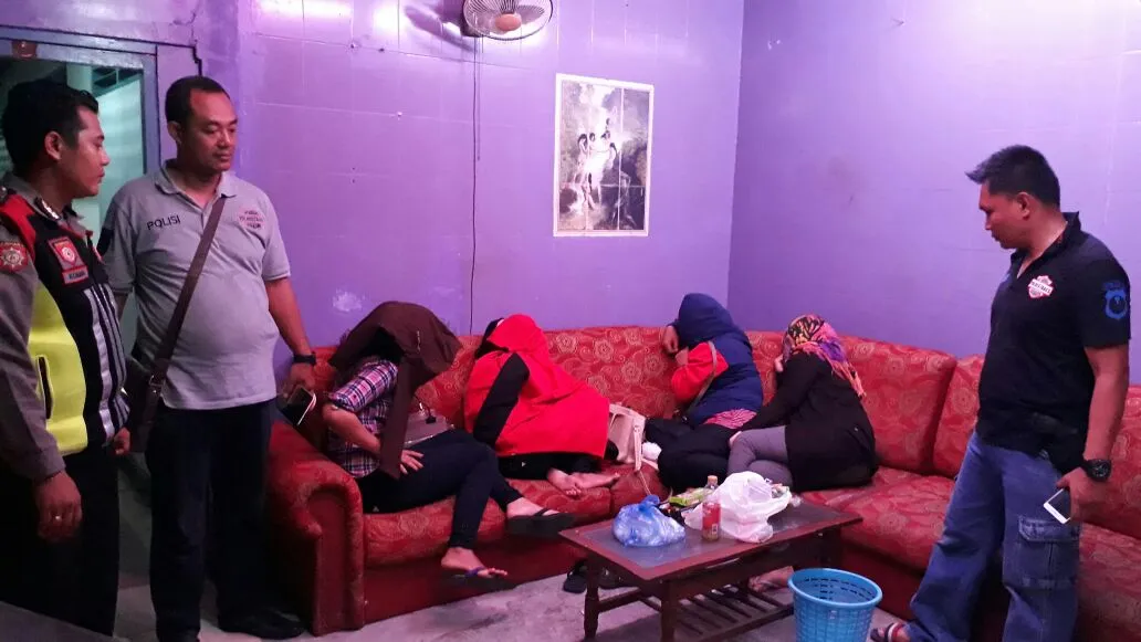 Grebek eks Lokalisasi Sememi, Aparat Amankan 7 PSK dan 2 Mucikari.