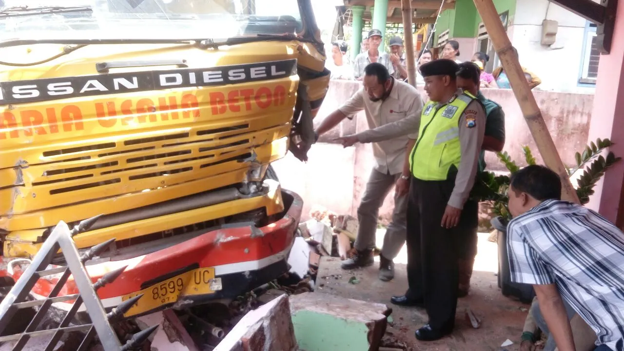 Akibat Rem Blong Truk Molen Tabrak Pagar Pembatas Rumah.