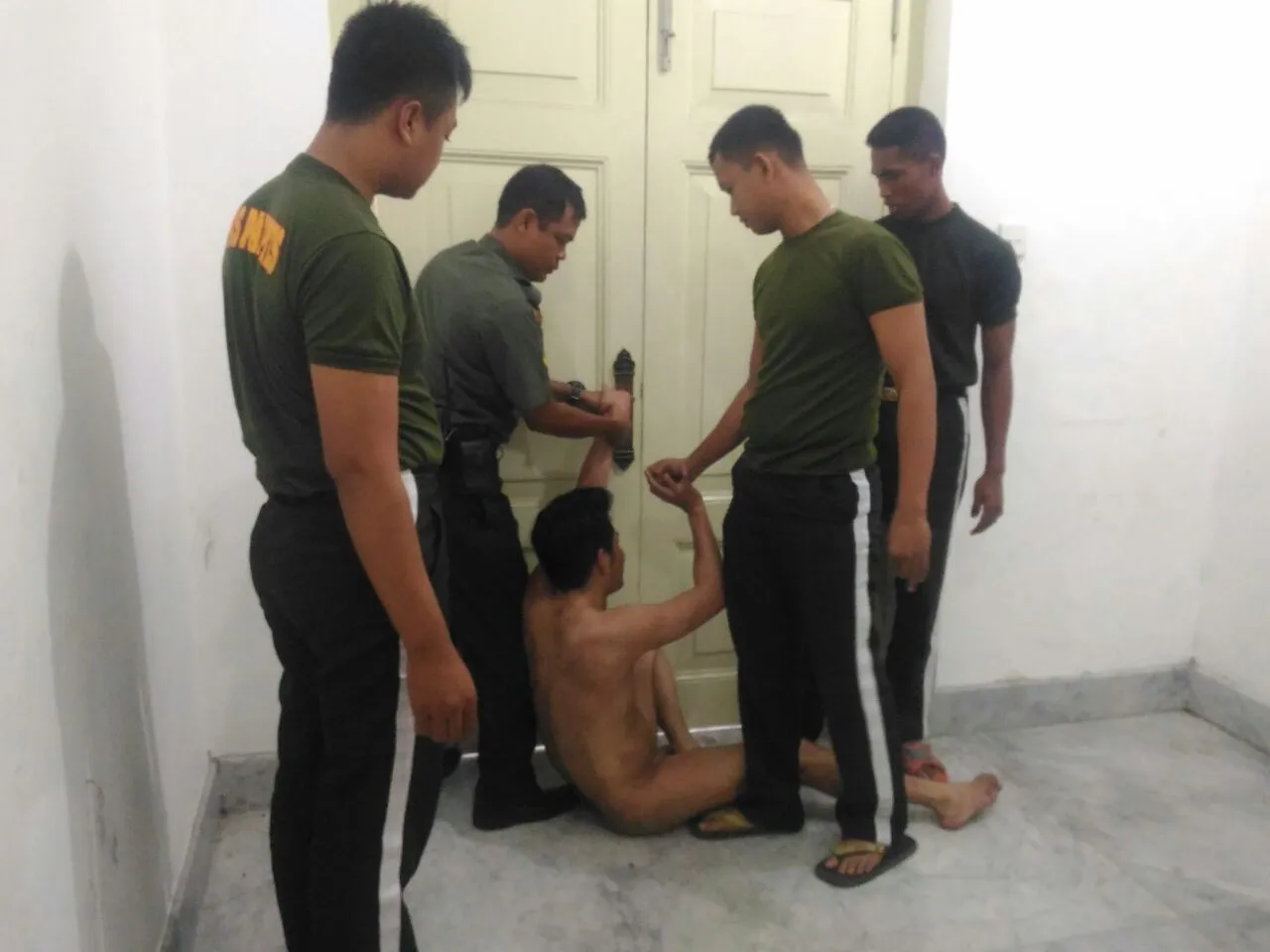 Pria Tanpa Busana Nekat Menerobos Masuk Istana Negara.