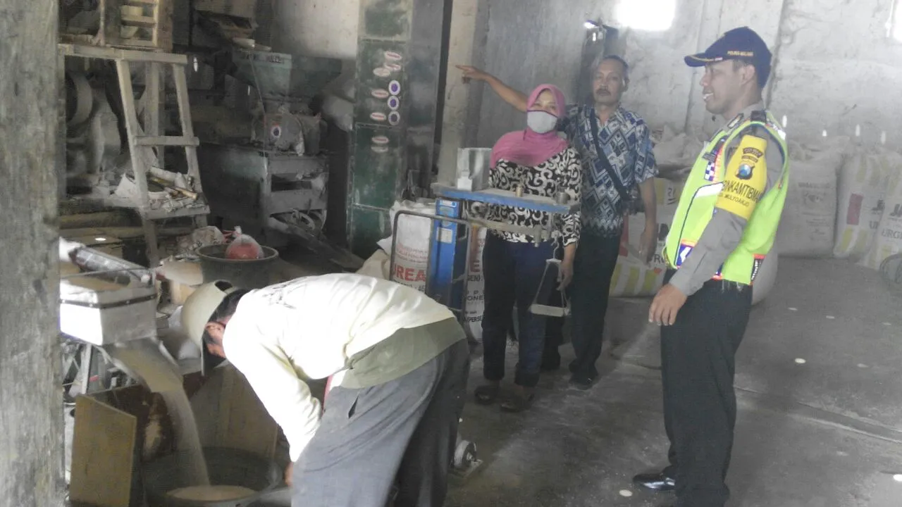 Bhabinkamtibmas dan Kepetengan Desa Mulyoarjo Lakukan Pendataan Beras Diwilayahnya.