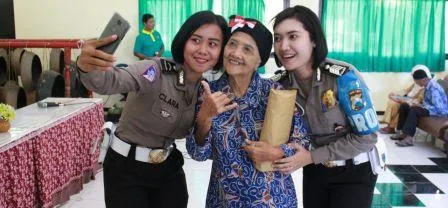 Polwan Polres Pasuruan  Kunjungi UPT. Pelayanan Sosial Tresna Werdha