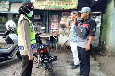 Tak Pakai Helm, 2 Pelajar Nyanyikan Lagu Indonesia Raya Sambil Menghormat Pada Polwan.