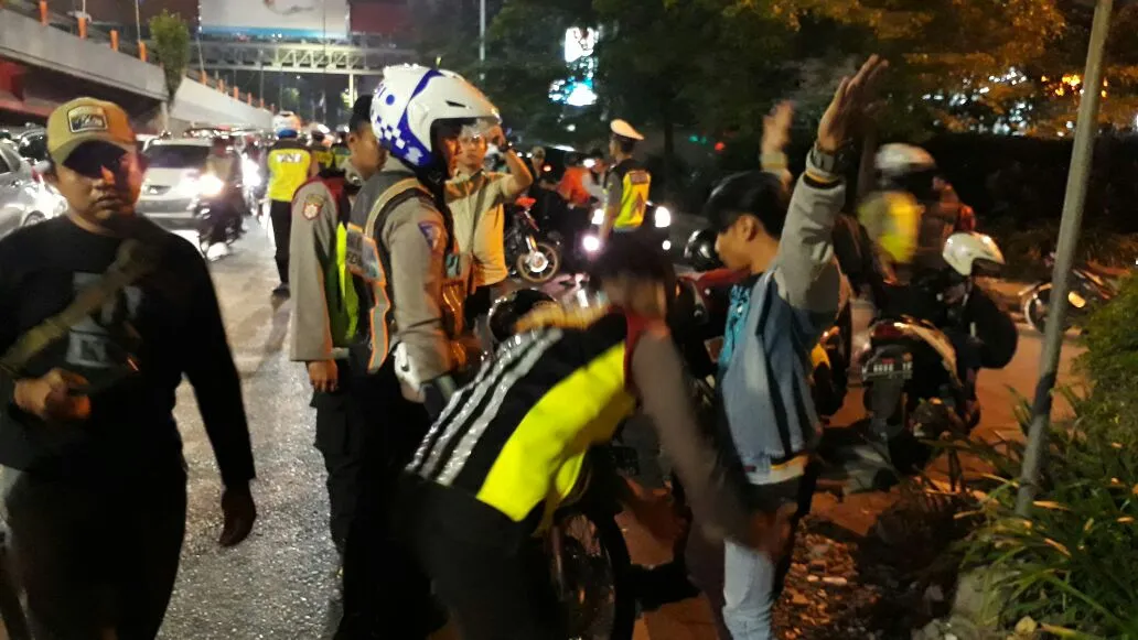 Sekat Jl. Wonokromo, Satlantas Tangkap 3 Pemuda Kantongi Pil Koplo.