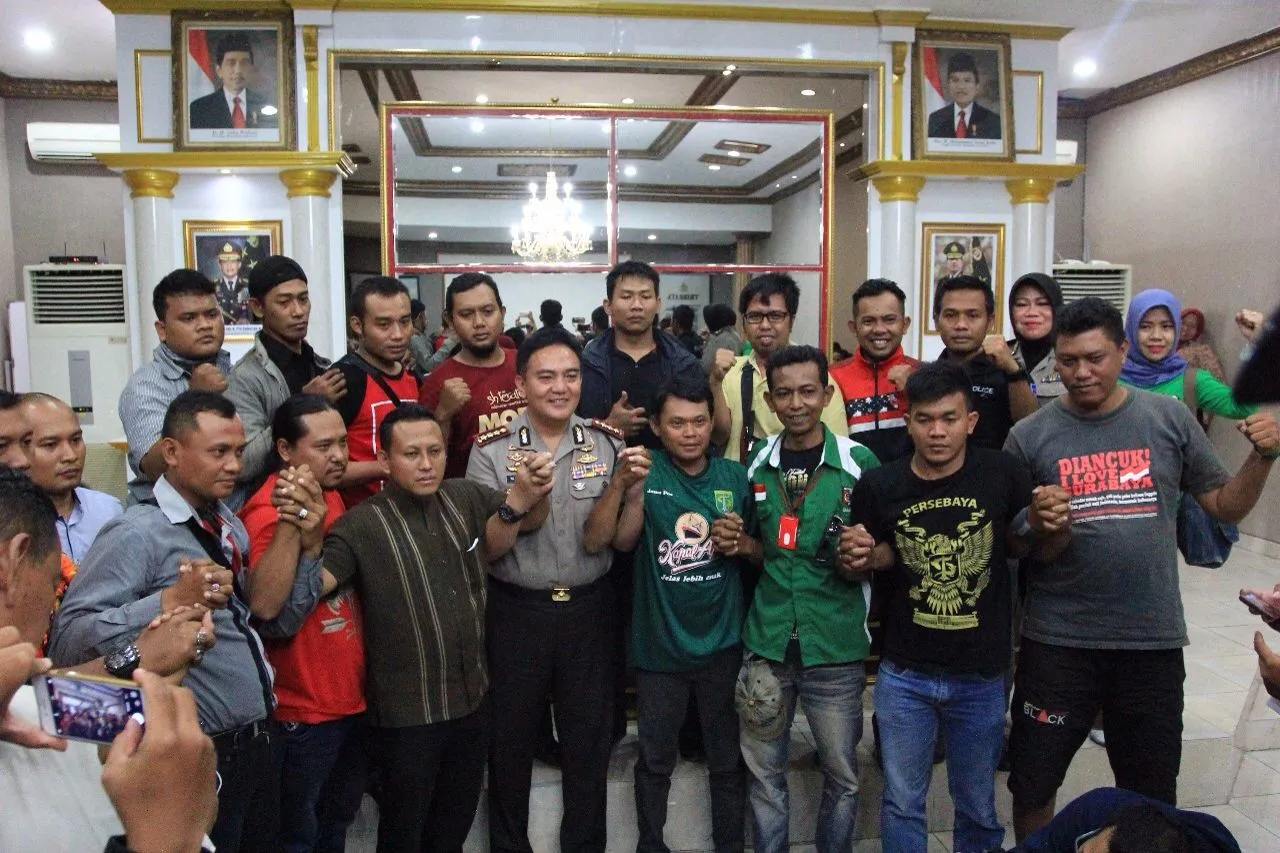 Polisi Mediasi Perdamaian Bonek dan PSHT.