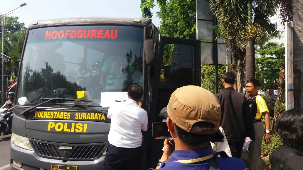 Polrestabes Surabaya Siapkan 2 Bus Untuk Bantu Penumpang yang Terlantar Akibat Demo Angkot. 