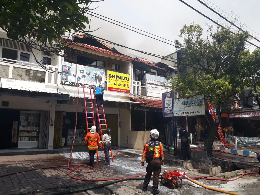 Diduga Korsleting, 3 Ruko Ludes Terbakar.