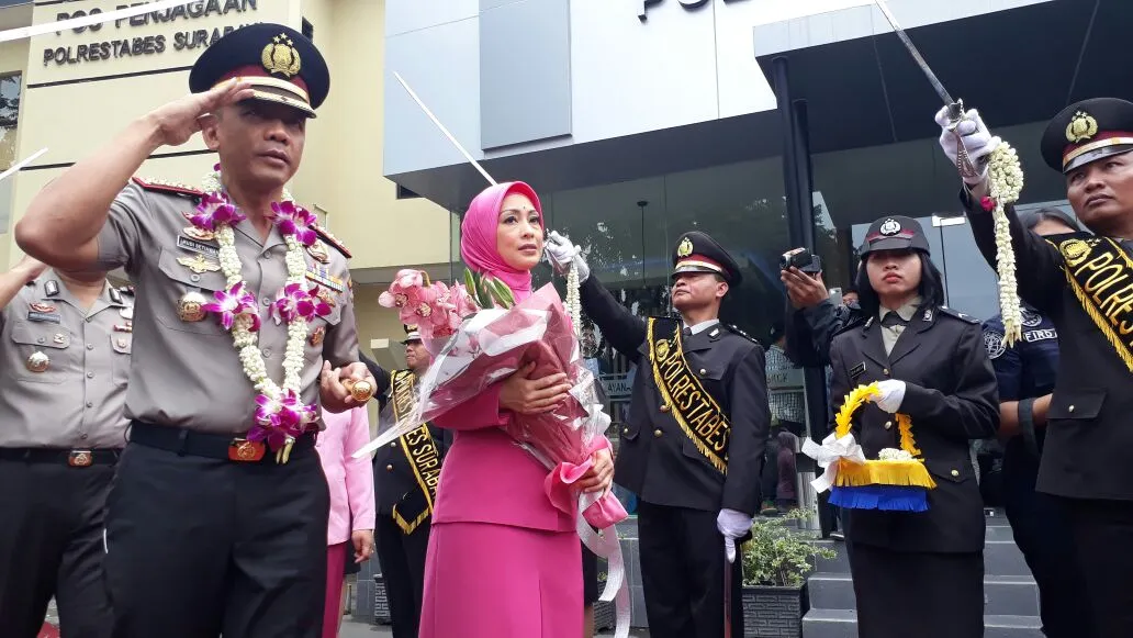 Kedatangan Kapolrestabes Surabaya di Sambut Upacara Pedang Pora.