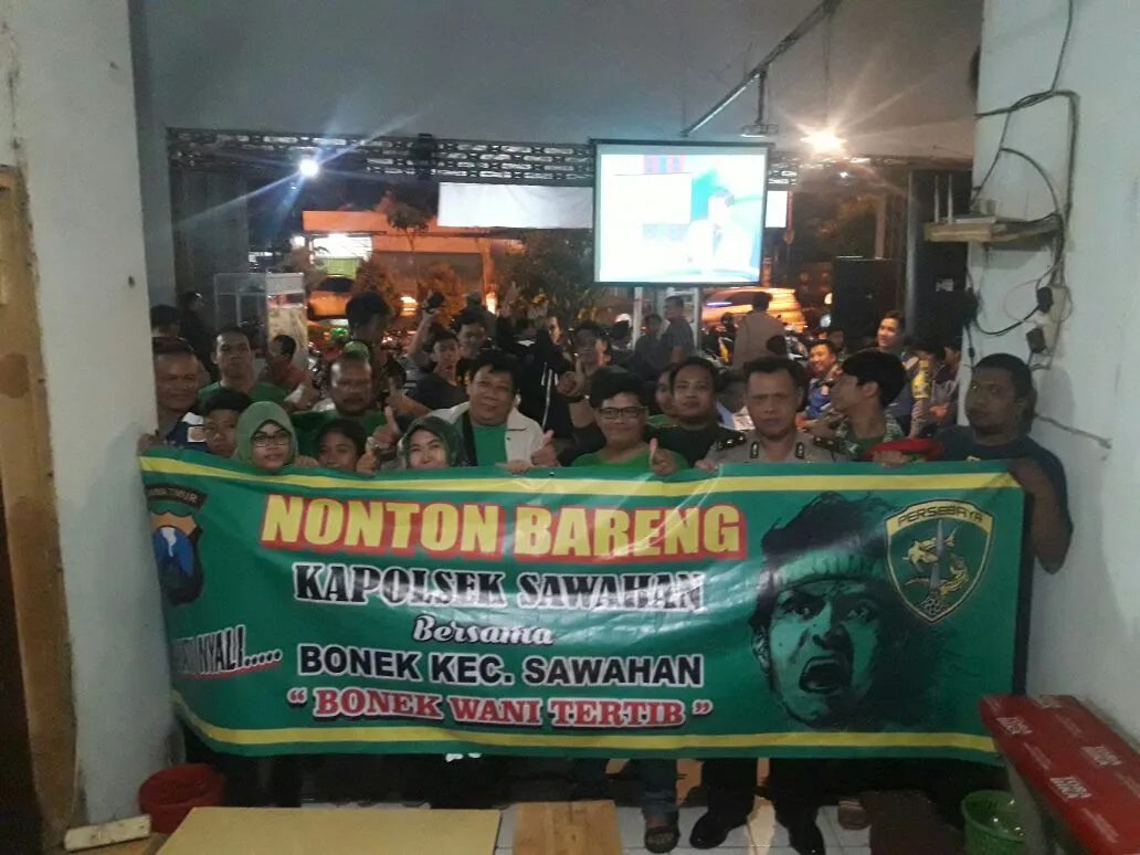 Nonton Bareng Kapolsek Sawahan Dengan Bonek.