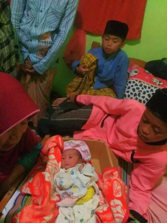 Ditemukan Bayi Dalam Kardus di Musholah Ar Rohman, Purwosari Pasuruan.