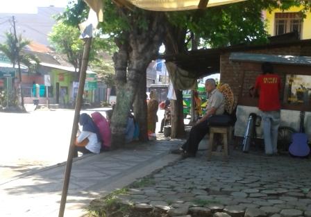 Trayek Probolinggo-Blitar Minim Armada, Penumpang Terlantar.