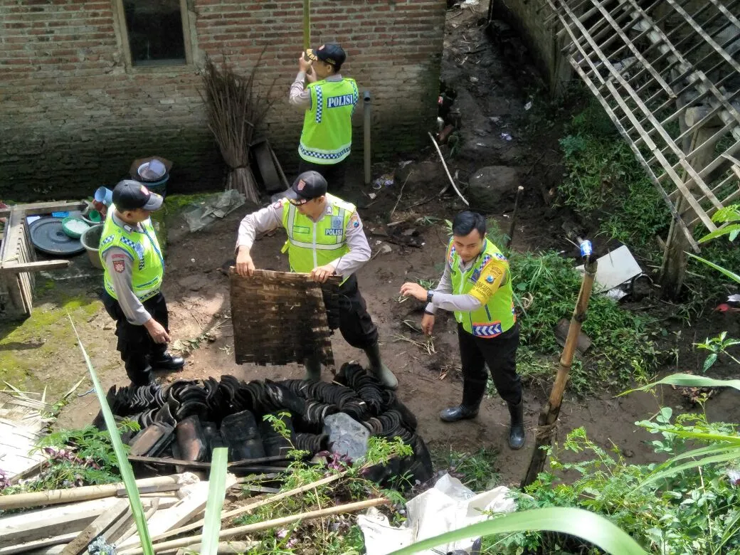 Gempa di Poncokusumo, Robohkan Kandang Sapi dan Dapur Warga.