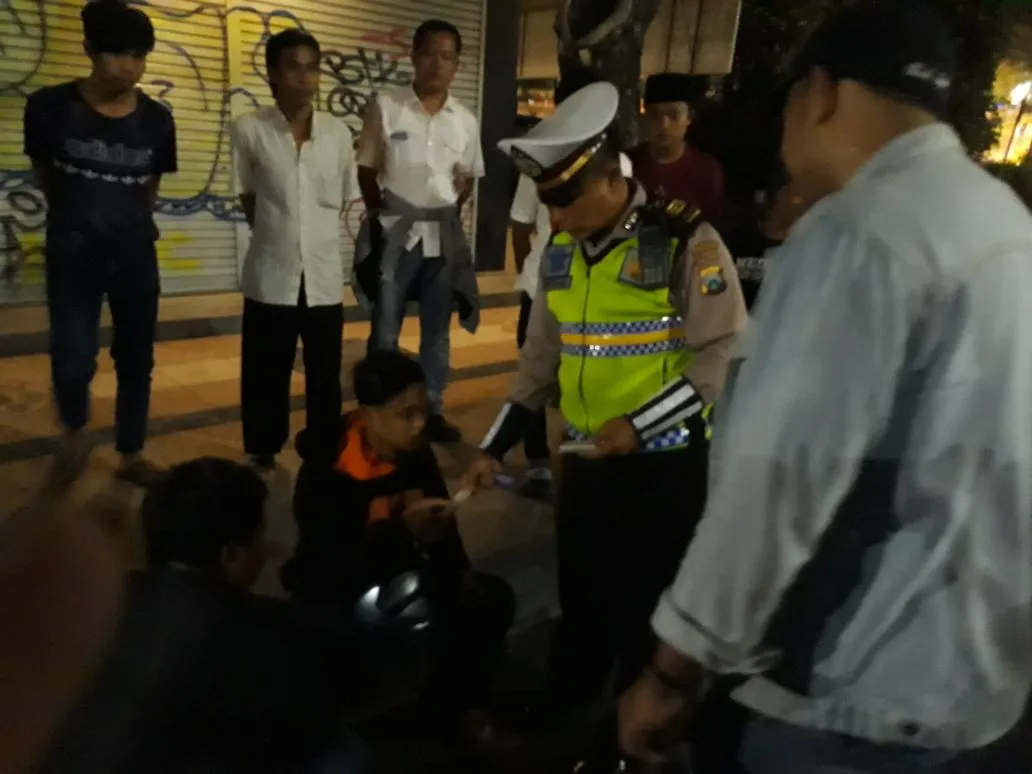 Hindari Razia, Pemuda Asal Ponorogo Ketabrak Mobil.