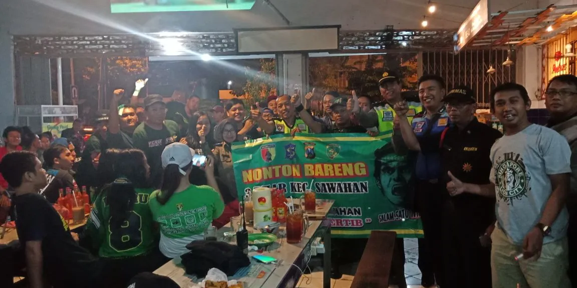 Polsek Sawahan Nonton Bareng Bonek Holyghost.