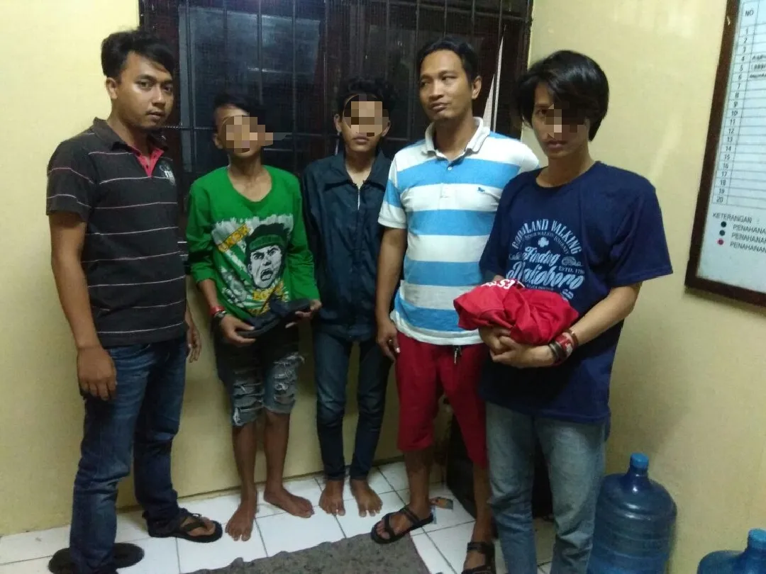 Ketahuan Curi Sandal, 3 ABG di Bui.