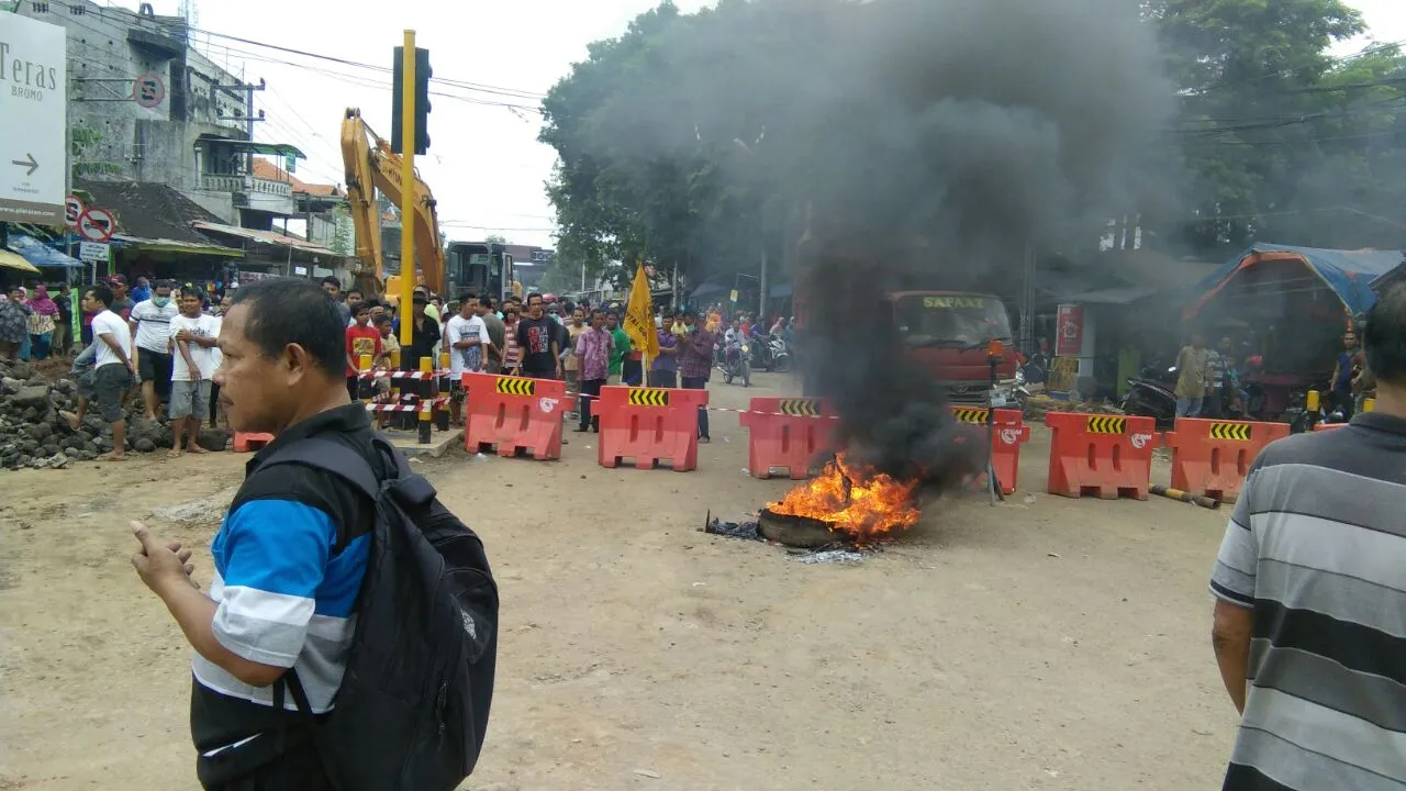 Kompensasi Tak Layak, Warga Warungdowo Bakar Ban Bekas.