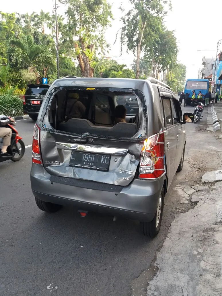 Diduga Rem Blong, Bus Pemprov Jatim Seruduk 3 Mobil.