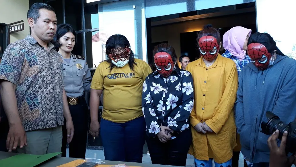 Tawarkan Layanan Seks, Germo Jawa Tengah Tertangkap di Surabaya.