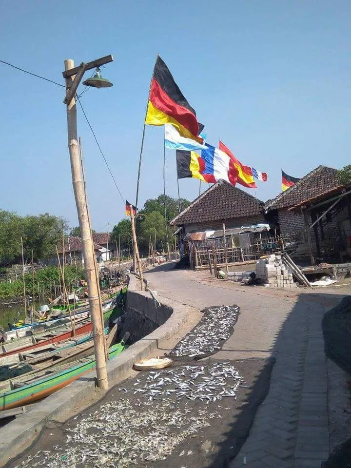 Demam Piala Dunia, di Kampung Pesisir Pasuruan.