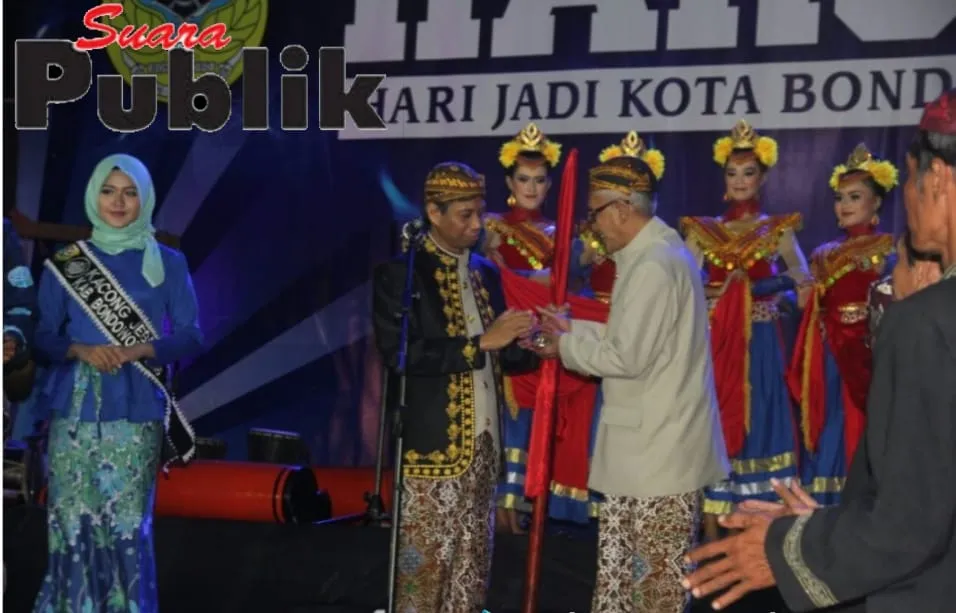 Penyerahan Simbol Kepemimpinan Bondowoso.
