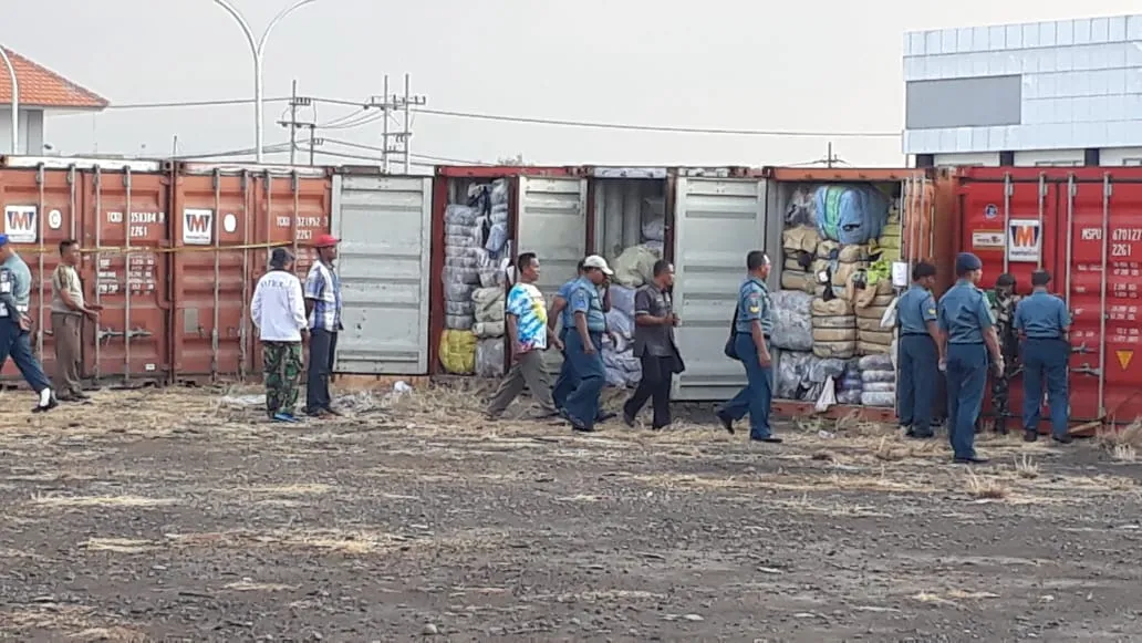 Lantamal V Amankan Kapal Pembawa 23 Kontener Pakaian Bekas.