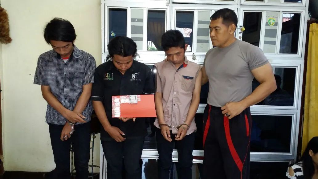 3 Pengedar dan Pengguna Narkoba Bendul Merisi, Ditangkap Polisi.