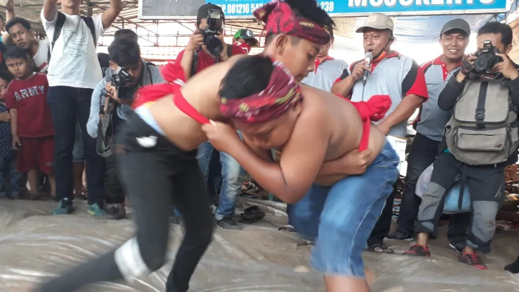 Olah Raga Gulat Di Sedekah Bumi Bungkal.