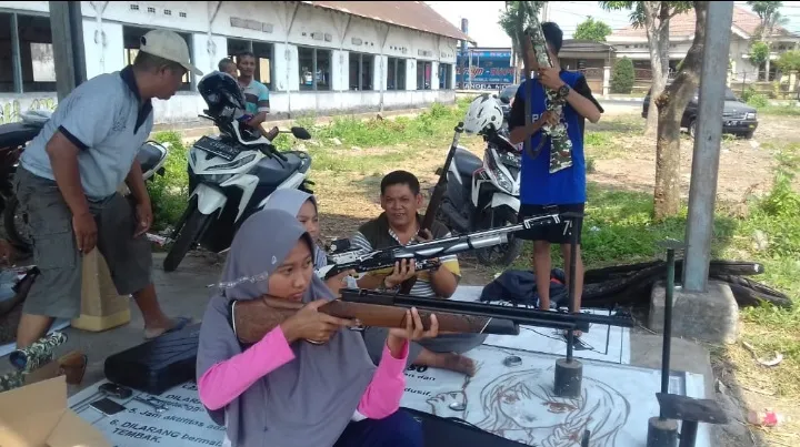 Perbakin Bondowoso, Latih Puluhan Siswa Menembak.