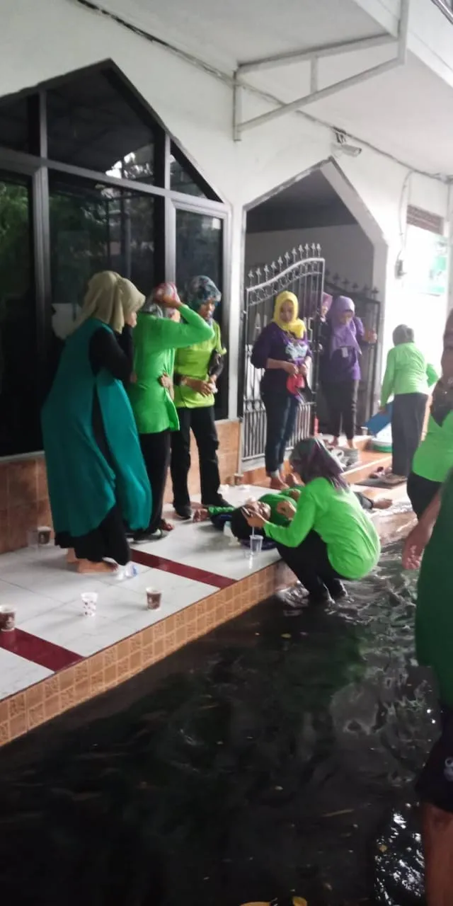 Hujan Deras Disertai Angin dan Petir, 1 Wanita Tewas Tertimpa Dinding Roboh.