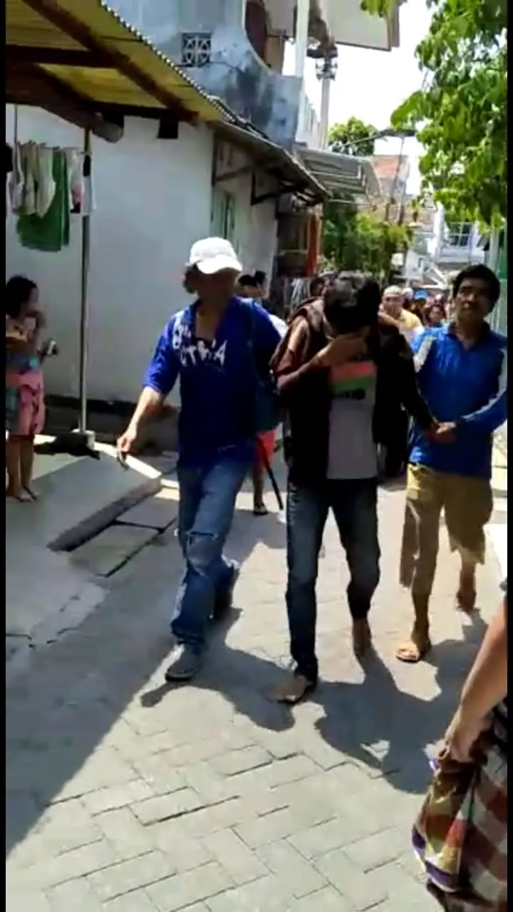 Kepergok Curi Motor, Pria Ini Dikeroyok Warga.