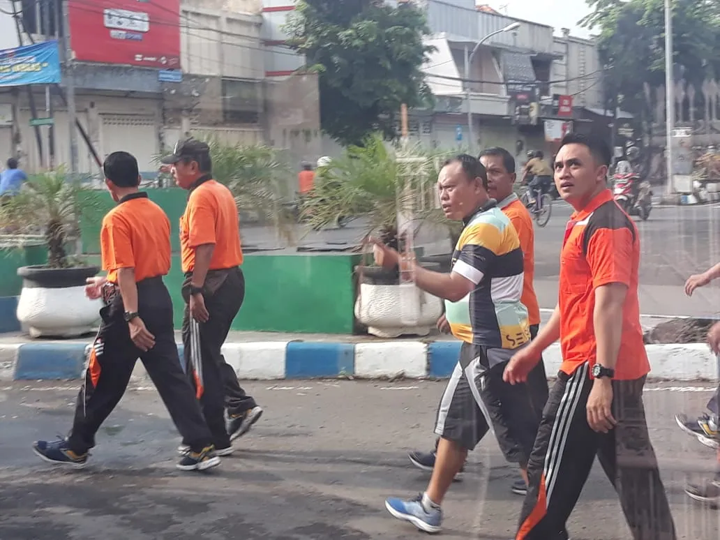 Sambil Jalan Sehat Bersama Anggota, Kapolresta Pasuruan Pantau Pembangunan Alun-Alun. 